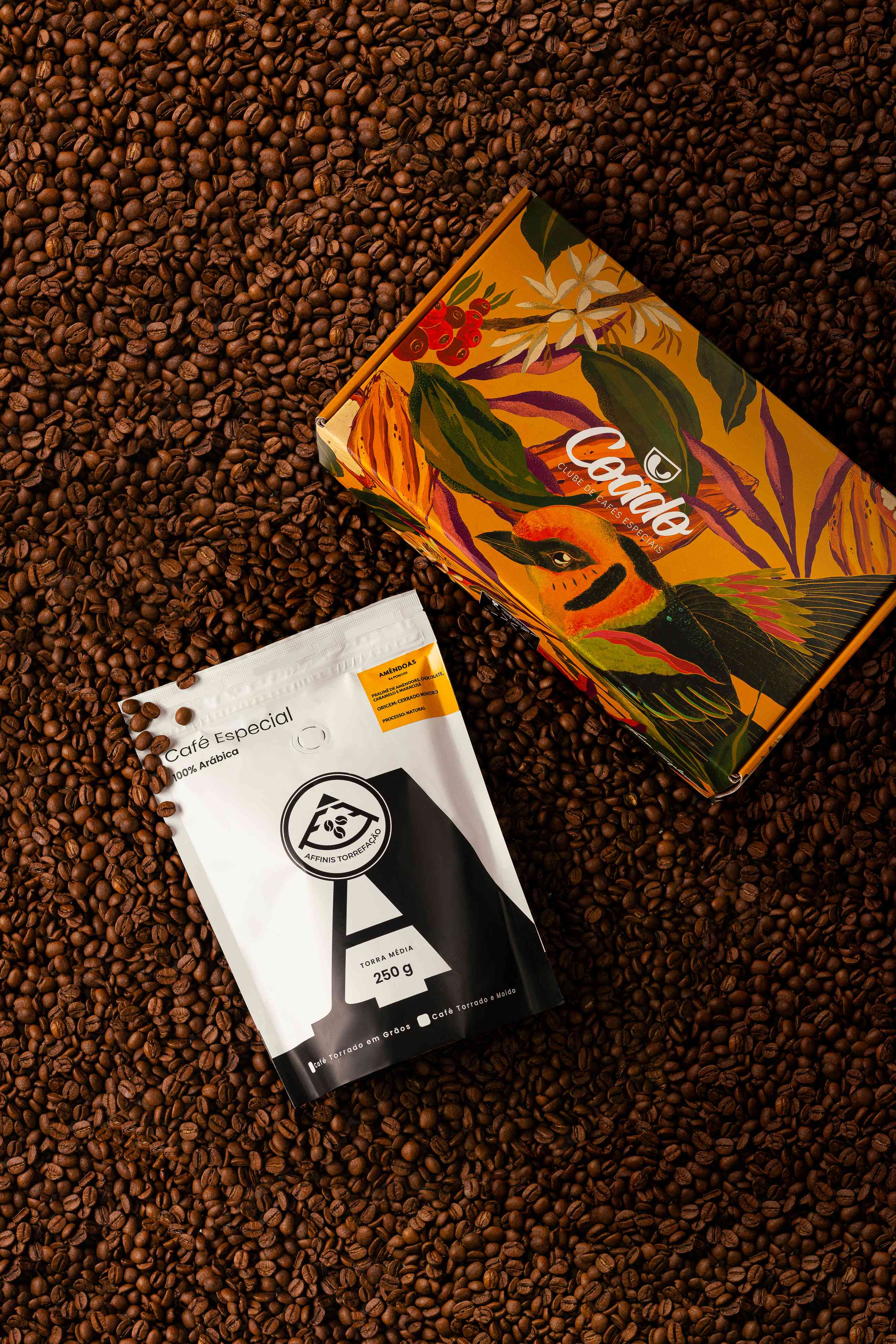 Caixa Coado e pacote de café especial sobre grãos torrados